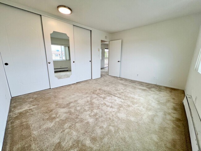 Building Photo - Top Floor 1 Bedroom Bixby Park Top Floor C...