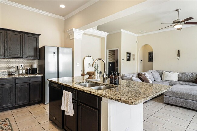 Building Photo - 3906 Las Bahias Dr