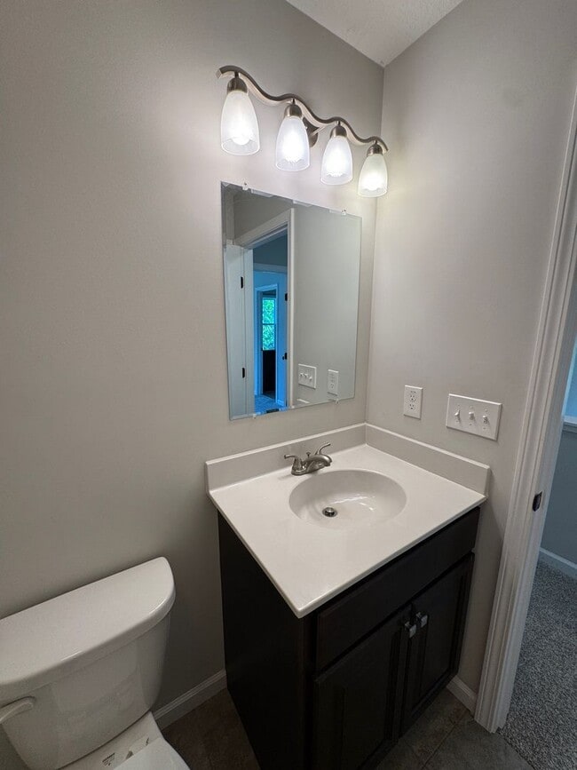 Building Photo - Oakley - Modern Three Bedroom
