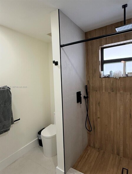 Building Photo - 481 NE 194th Ter