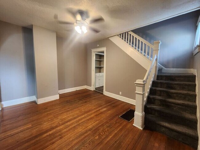 Building Photo - 2 Bedroom, 1.5 Bathroom home conveniently located on Terre Haute's desirable southeast side near ...