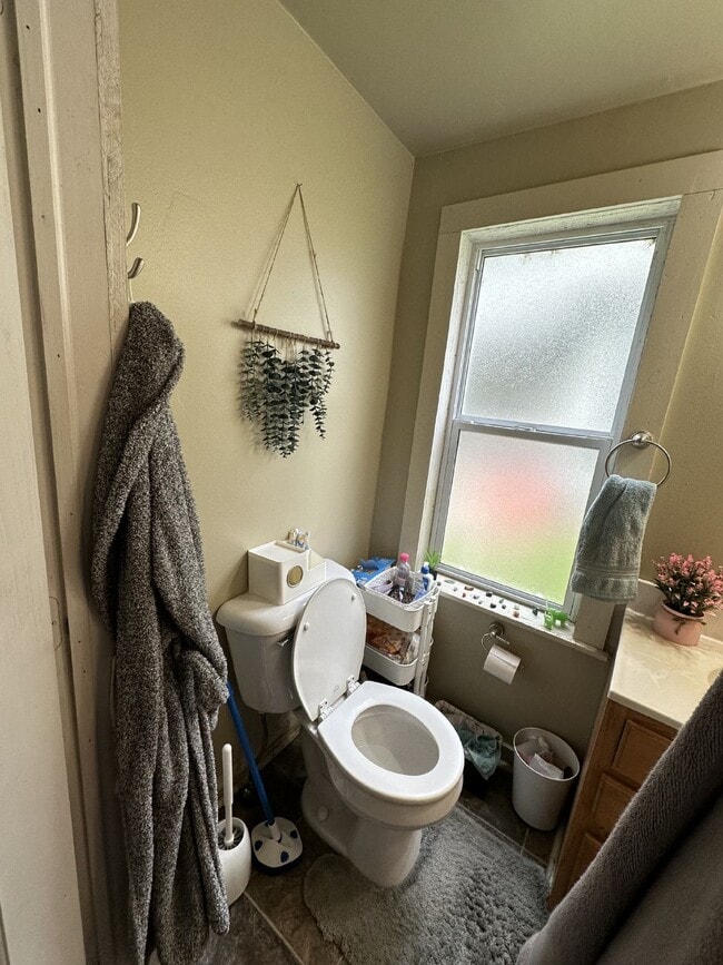 Building Photo - 4 Bed 2 Bath close to UWEC!