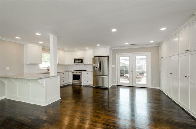 Building Photo - 729 Sunnybrook Dr