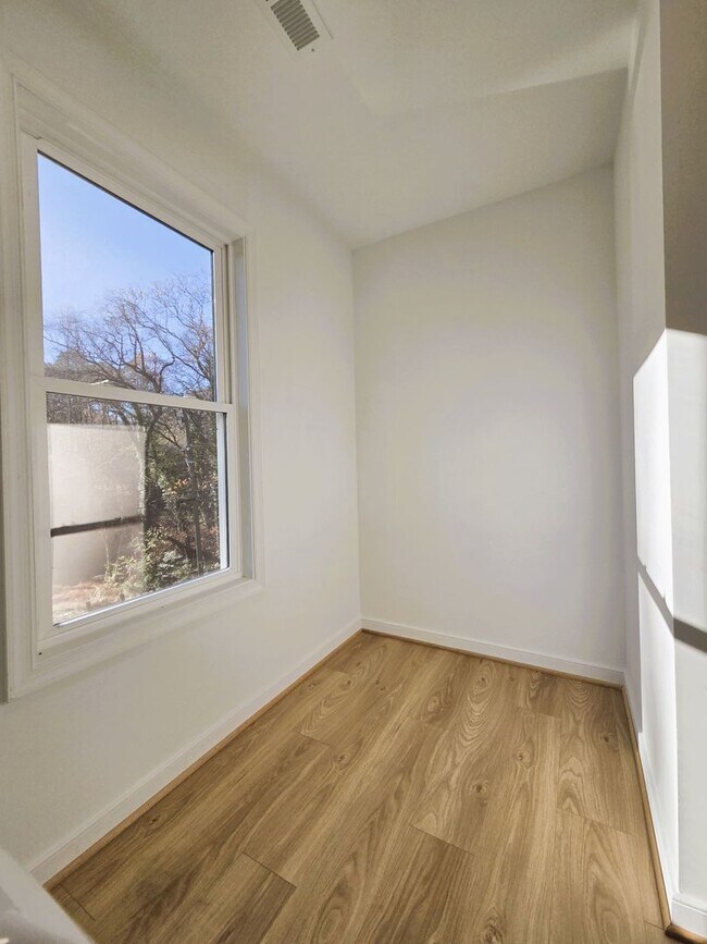 Building Photo - Large 3 story home located in Glenwood Park just minutes from downtown Richmond