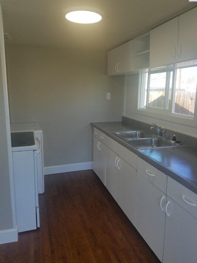 Building Photo - 905 Winslow Ave