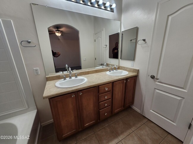 Building Photo - 4123 E Coolbrooke Dr