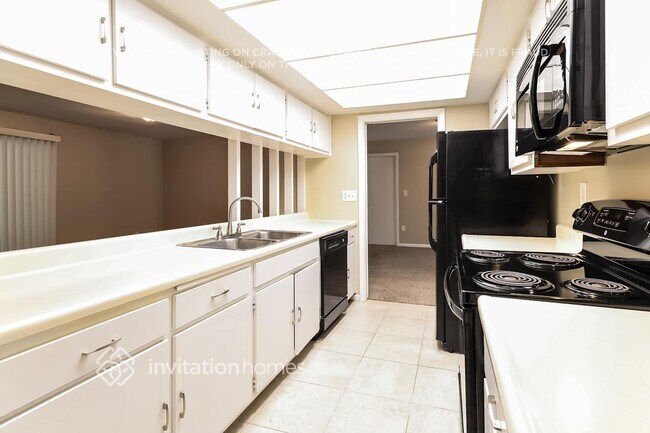 Building Photo - 10350 Bay Hills Dr