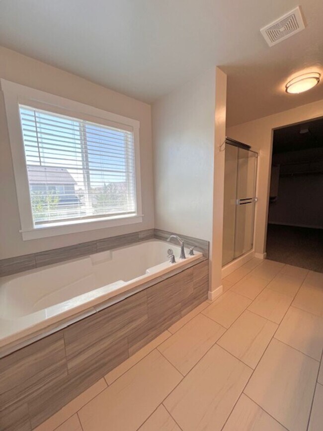 Building Photo - Beautiful 4 Bed, 2.5 Bath Plus Office in S...