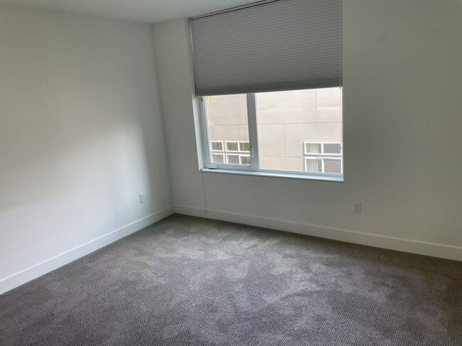 Building Photo - Nice 2-bed, 2-bath townhouse near Green La...