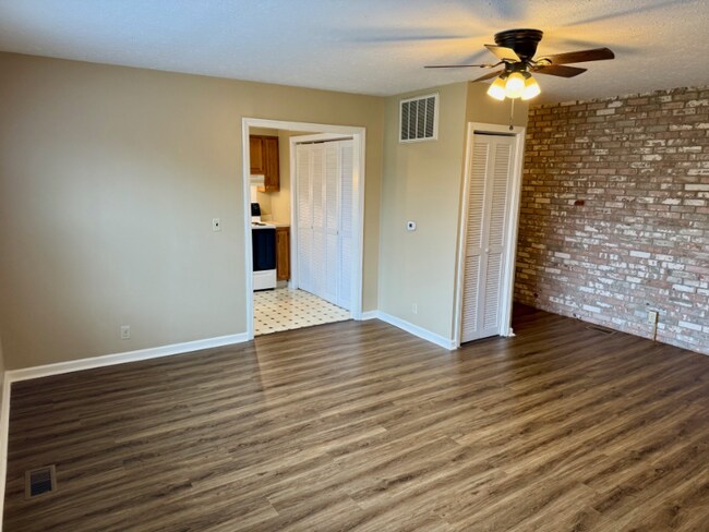 Building Photo - 515 Monroe Ave