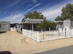 Building Photo - 2 bed/1 bath
