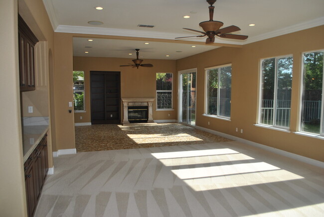 Building Photo - Gorgeous 4 Bedroom Home in the Stonebriar ...