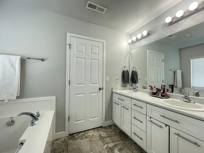 Building Photo - Great Home Now Available!