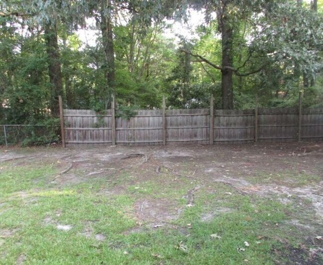 Building Photo - Spacious Three Bedroom