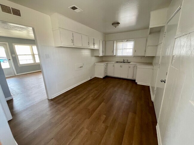 Building Photo - 4 bed 2 bath now available