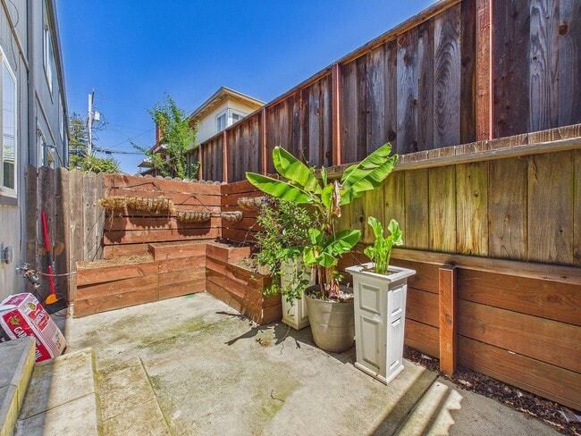 Building Photo - Updated 2 Bed / 1.5 Bath Townhome – In-Unit Washer & Dryer + Garage Parking – $2,700/month
