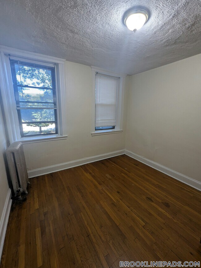 Building Photo - 364 Riverway