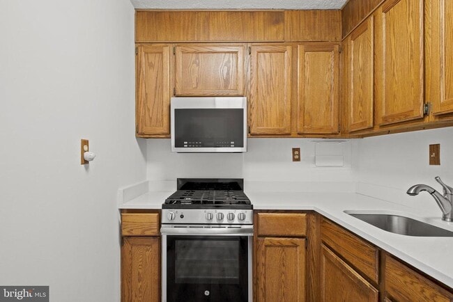 Building Photo - 4600 S Four Mile Run Dr