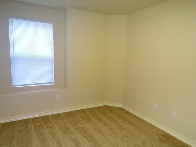 Building Photo - 7010 Lakeview Dr.