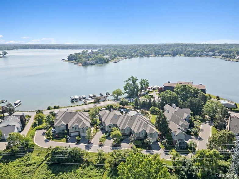 Building Photo - 3782 Pine Lake Knoll Dr