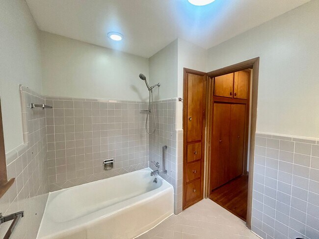 Building Photo - Great ranch style home located on a large ...