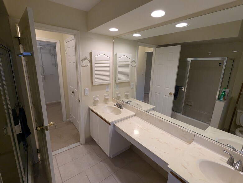 Building Photo - 1008 Woodhaven Dr