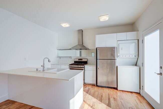 Building Photo - 3216 Bellevue Ave