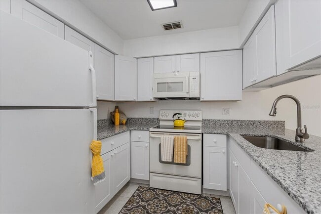 Building Photo - 2134 NE 45th Ave