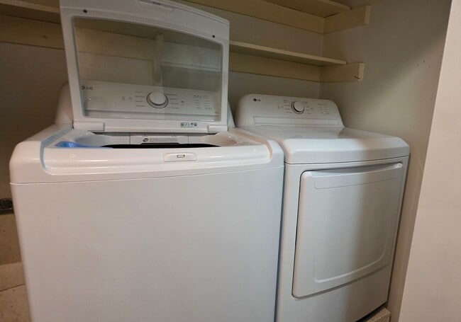 Building Photo - 2 bedroom / 2 bath *unfurnished* rental in...
