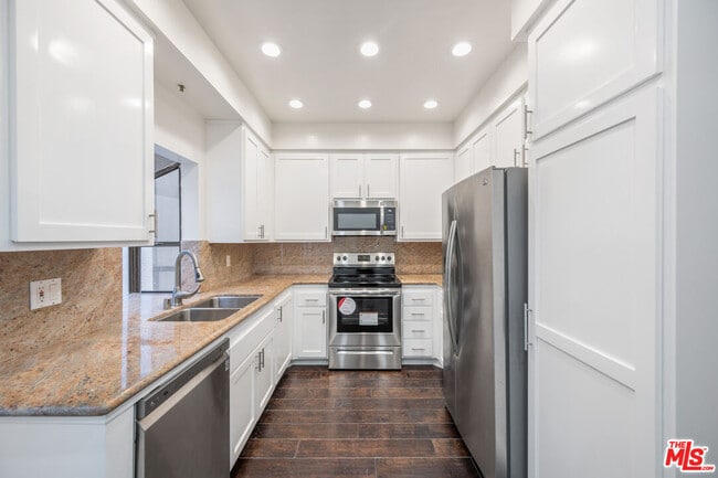 Building Photo - 310 Tahiti Way