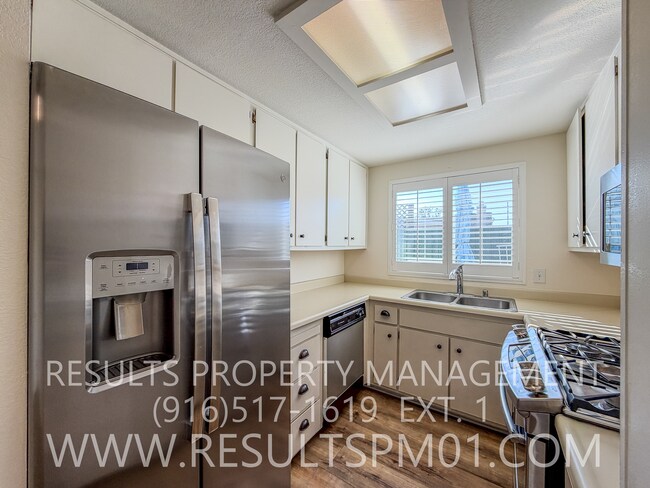 Building Photo - Cozy Roseville 3 Bed 2.5 Bath