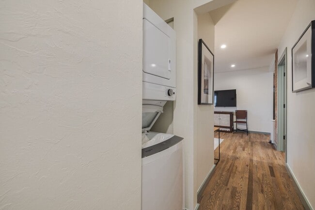 Building Photo - Welcome to this charmingly updated 2 Bedroom 1 Bathroom Bungalow Located in the Historic Jefferso...