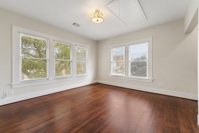 Building Photo - 1135 W Gray St