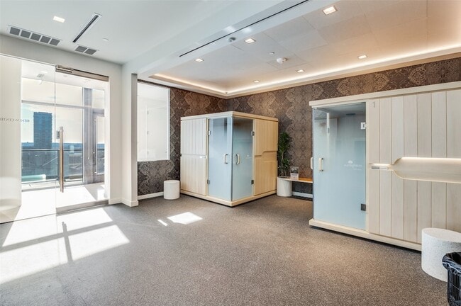 Building Photo - 3003 Maple Ave