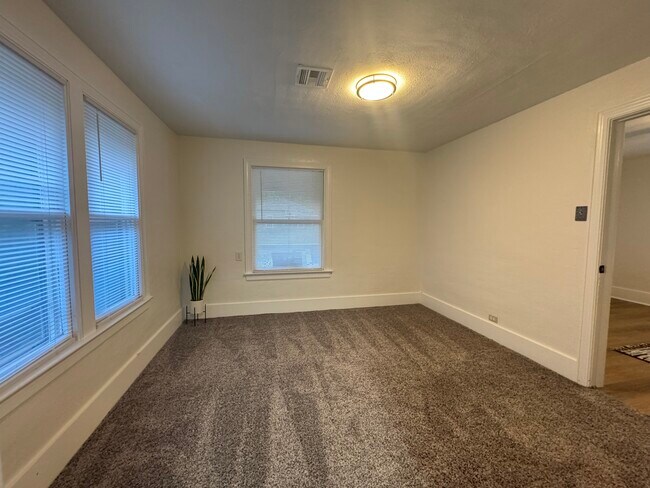 Building Photo - 304 N Cimarron Ave