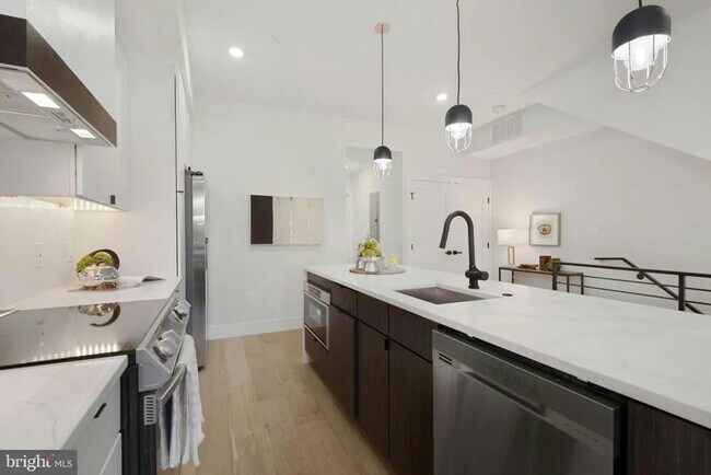 Building Photo - Modern 3BR/3BA Shaw Penthouse with Two Private Decks