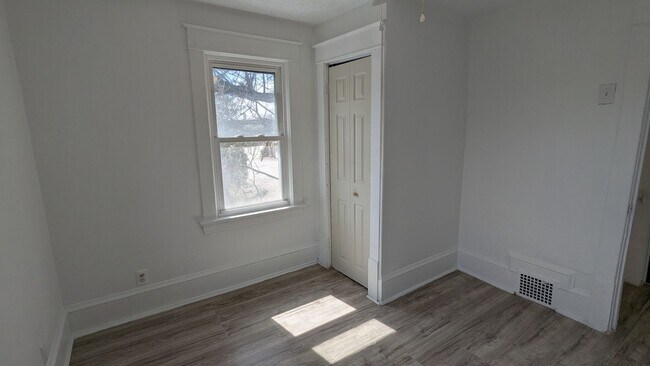 Building Photo - Discover this well-maintained 3-bedroom, 1-bath home in Akron