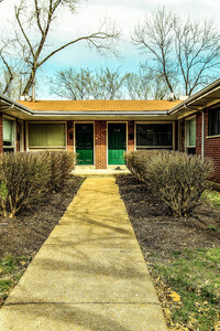 Building Photo - Renovated, 2 Bedroom, 1 Bath Garden Apartm...
