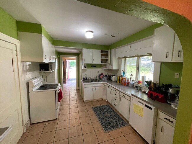 Building Photo - Duluth MN - 6 Bed - 3 Bath - Single Family...