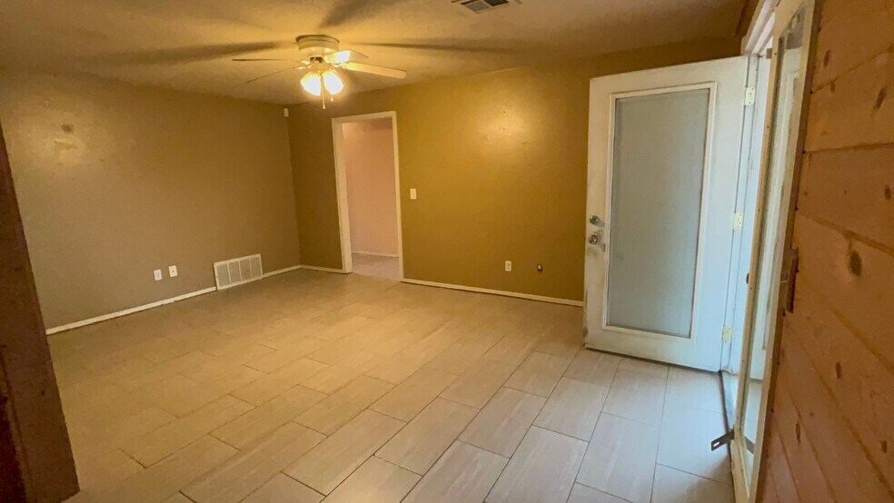 Building Photo - 4700 SE 42nd St