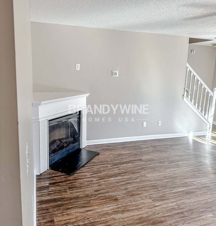 Building Photo - 6202 Hickory Ln Cir