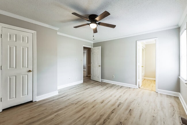 Building Photo - 412 Circle Dr