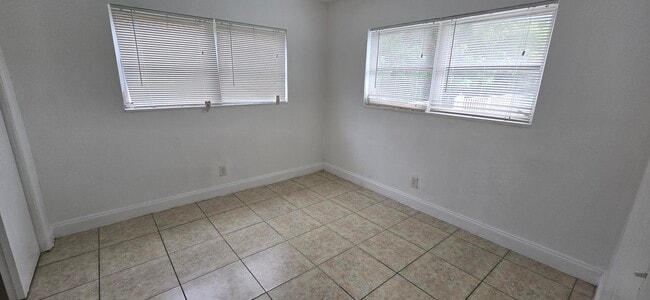 Building Photo - 4011 Woodside Dr