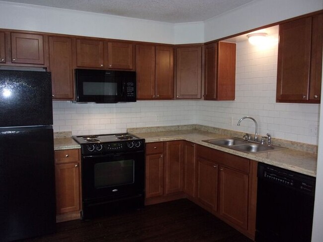 Building Photo - Recently Renovated 2 Bedroom 1 1/2 Bath To...