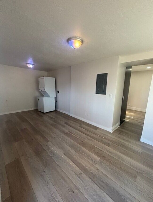 Building Photo - Downtown Remodeled Living