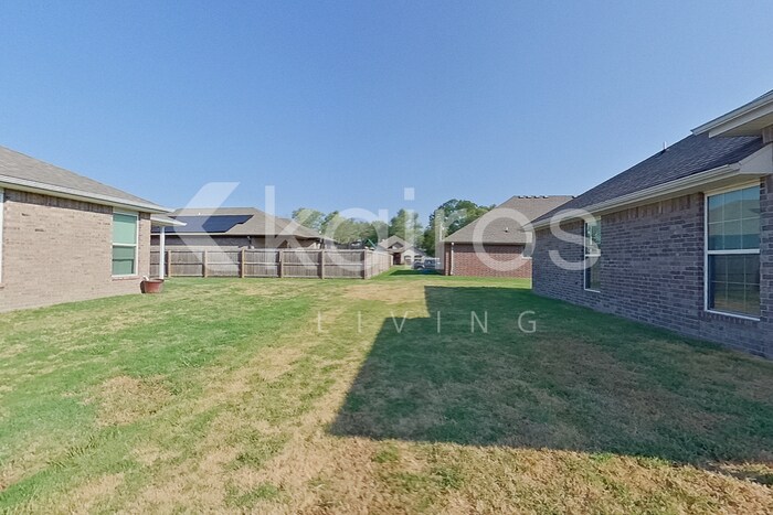 Building Photo - 109 Pin Oak St