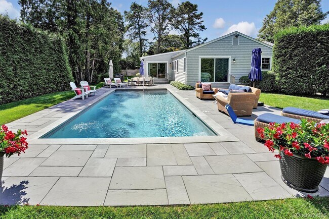 Building Photo - 32 White Oak Ln