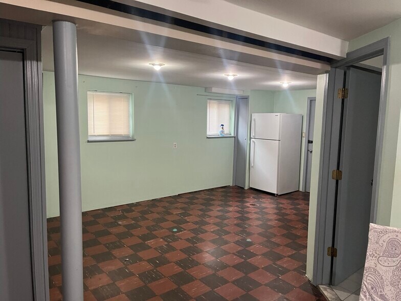 Building Photo - 3816 N Nora Ave