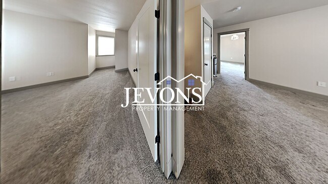 Building Photo - Spacious 4-bedroom home with fully equippe...