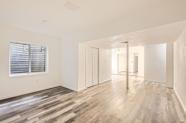 Building Photo - **Spacious, Light-Filled 4 bed, 4 bath wit...